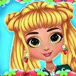 Cô gái tóc vàng với đôi mắt to, đeo bông tai hình quả dâu, đứng trước nền xanh có viền trang trí bằng dâu tây