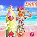 Nhân vật nữ đứng trên bãi biển với ván lướt sóng, mặc trang phục hoa và đội vòng hoa, với biển xanh và bầu trời xanh dương phía sau