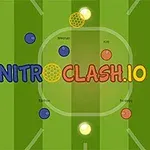 Sân cỏ với quả bóng đang di chuyển và chữ NITROCLASH