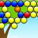 Các quả bóng màu sắc vàng, xanh dương và đỏ được sắp xếp thành hàng trên nền trời xanh và một cái cây