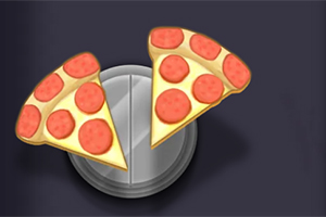 Hai miếng pizza pepperoni trên một chiếc đĩa tròn màu xám