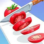 Dao cắt lát cà chua tươi trên thớt trắng