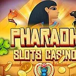 Hình ảnh có chữ Pharaoh Slots Casino với hình người đội mũ đầu chim, hai con mèo Ai Cập và các đồng xu vàng cùng cỏ bốn lá xung quanh
