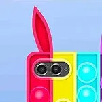 Hình ảnh mô tả một món đồ chơi đẩy bóng pop-it hình chữ nhật với tai thỏ, có màu sắc sặc sỡ và một cụm camera ở bên trái