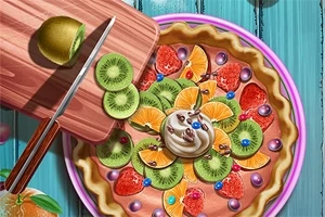 Một chiếc bánh tart trái cây trang trí với kiwi, cam, dâu tây, và kem, kèm thớt với dao cắt lát kiwi