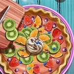 Một chiếc bánh tart trái cây trang trí với kiwi, cam, dâu tây, và kem, kèm thớt với dao cắt lát kiwi