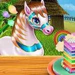 Một chú ngựa nhỏ dễ thương đứng cạnh chiếc bánh nhiều tầng sắc màu với hình cầu vồng và đám mây trên nền đồng quê