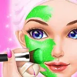 Hình ảnh một người phụ nữ với đôi mắt to, đang được thoa mặt nạ màu xanh lá cây trên khuôn mặt bằng cọ trang điểm, nền hồng lấp lánh