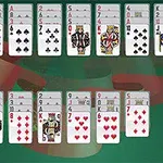 Các lá bài được xếp thành bảy cột với một quân át bích đặt riêng lẻ trong một hàng riêng