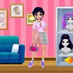 Cô gái trẻ đứng cạnh giá trưng bày tóc giả nhiều màu sắc trong một căn phòng với tường hồng sọc và một chiếc ghế sofa xanh dương