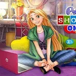 Một cô gái tóc dài đang ngồi trên sàn phòng ngủ với một chiếc máy tính xách tay màu hồng, cạnh cô là các túi mua sắm màu sắc phía sau là biển hiệu giảm giá