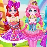 Ba cô gái mặc trang phục sặc sỡ với các phụ kiện cầu kỳ trên nền cảnh sắc màu tươi sáng