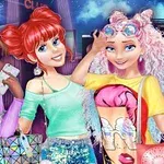 Ba cô gái trẻ với trang phục thời trang đứng cùng nhau trong một khung cảnh thành phố về đêm