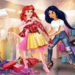 Hai cô gái đang thử đồ trong một cửa hàng thời trang, xung quanh là quần áo và túi mua sắm
