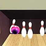 Một quả bóng bowling màu tím va vào một hàng ki bowling trong một làn gỗ