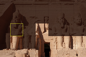 Tượng đá khổng lồ với bốn pho tượng Pharaon ngồi tại mặt tiền của một ngôi đền Ai Cập cổ đại