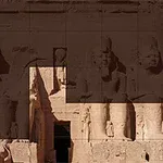 Tượng đá khổng lồ với bốn pho tượng Pharaon ngồi tại mặt tiền của một ngôi đền Ai Cập cổ đại