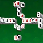 Các quân bài xếp chồng lên nhau trên nền màu xanh lá cây
