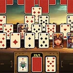 Các lá bài xếp thành hàng với hình nhân vật hoàng gia trên nền trời hoàng hôn