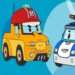 Hai chiếc xe hoạt hình với khuôn mặt vui nhộn, một chiếc màu vàng đội mũ bảo hiểm đỏ và một chiếc màu xanh có đèn cảnh sát