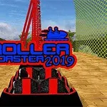 Một tàu lượn màu đỏ trên đường ray gỗ kèm chữ Roller Coaster 2019