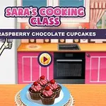 Nhân vật hoạt hình đứng bên cạnh đĩa bánh cupcake sô cô la mâm xôi trên bàn bếp màu hồng