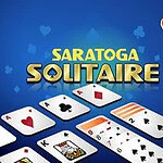 Các lá bài trên nền màu xanh với từ Saratoga Solitaire màu vàng nổi bật phía trên