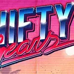 Chữ Shifty Gears trong phong cách neon phong cách retro trên nền trời hoàng hôn với bóng cây cọ