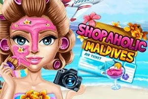 Một cô gái với mặt nạ dưỡng da trên mặt đang cầm máy ảnh, đứng trước bãi biển với máy bay và vé máy bay