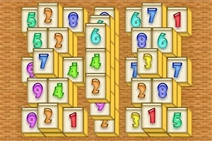 Các khối gỗ với các con số đầy màu sắc sắp xếp ngẫu nhiên trên nền gỗ nâu