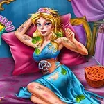 Một cô gái tóc vàng mặc váy xanh bị bẩn ngồi trên giường với gối màu hồng và khung cảnh spa