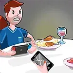 Hai nhân vật hoạt hình đang ngồi đối diện tại bàn ăn, người đàn ông cầm máy chơi game, người phụ nữ cầm điện thoại, trên bàn có đồ ăn và rượu vang