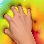 Bàn tay ấn lên bề mặt chất lỏng nhiều màu sắc cầu vồng