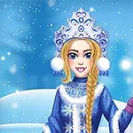 Một cô gái với mái tóc vàng tết bím, đội mũ tuyết và mặc trang phục mùa đông xanh, cầm cây gậy trắng giữa cảnh tuyết rơi