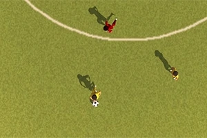 Soccer Simulator Ba cầu thủ trên sân cỏ nhìn từ trên cao, một người đang dẫn bóng