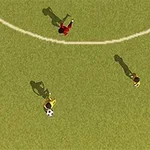Soccer Simulator Ba cầu thủ trên sân cỏ nhìn từ trên cao, một người đang dẫn bóng