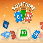 Các quân bài với số từ -9 đến +9 và chữ SOLITAIRE ở phía trên, nền màu cam nhạt