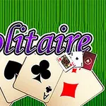 Hình ảnh có chữ Solitaire trên nền thảm cỏ xanh, kèm theo các lá bài gồm cơ, rô, nhép (tép), và bích
