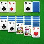 Các quân bài được sắp xếp trên nền màu xanh lá cây với một số quân lật ngửa và một số quân úp mặt