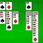 Bộ bài được sắp xếp trên nền xanh với các quân bài có giá trị và chất khác nhau