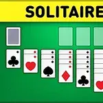 Các lá bài được sắp xếp trên nền màu xanh lá cây với chữ SOLITAIRE màu vàng phía trên