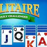 Bức hình hiển thị các lá bài xếp hàng trên nền xanh, với chữ Solitaire Daily Challenges ở phía trên