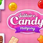 Các ô gạch được trang trí với hình ảnh bánh kẹo đầy màu sắc và một biểu ngữ mang dòng chữ Solitaire Candy Mahjong trên nền màu hồng
