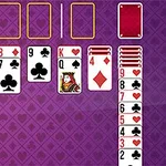 Một bàn cờ bài trên nền tím với các quân bài xếp theo cột, có các quân Át, K, Q, J, và các số từ 2 đến 10 từ các chất khác nhau