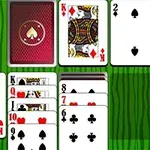 Các lá bài được xếp trên một bàn cờ xanh với một số lá bài ngửa và một số lá bài úp