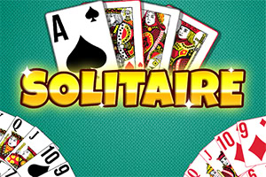 Bộ bài Tây xòe ra với quân Át bích nổi bật và chữ Solitaire lớn màu vàng trên nền xanh