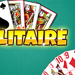 Bộ bài Tây xòe ra với quân Át bích nổi bật và chữ Solitaire lớn màu vàng trên nền xanh