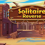 Biển hiệu gỗ với dòng chữ Solitaire Reverse treo trước khung cảnh phố cổ miền viễn Tây