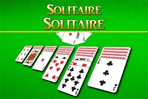 Các lá bài được sắp xếp trên nền xanh lá cây với dòng chữ Solitaire phía trên