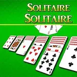 Các lá bài được sắp xếp trên nền xanh lá cây với dòng chữ Solitaire phía trên